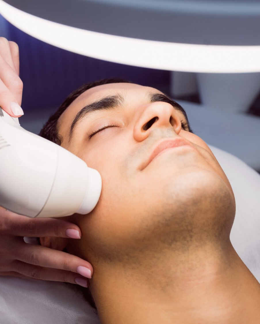 Tratamento facial a laser sendo aplicado em homem